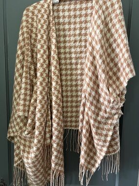 Houndstooth Fringe Wrap Poncho in Beige and Cream
